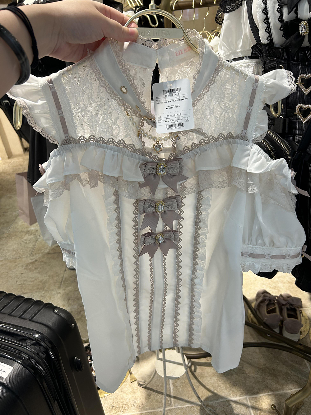 Camicia donna in pizzo con spalle scoperte e triplo fiocco_voghion.com